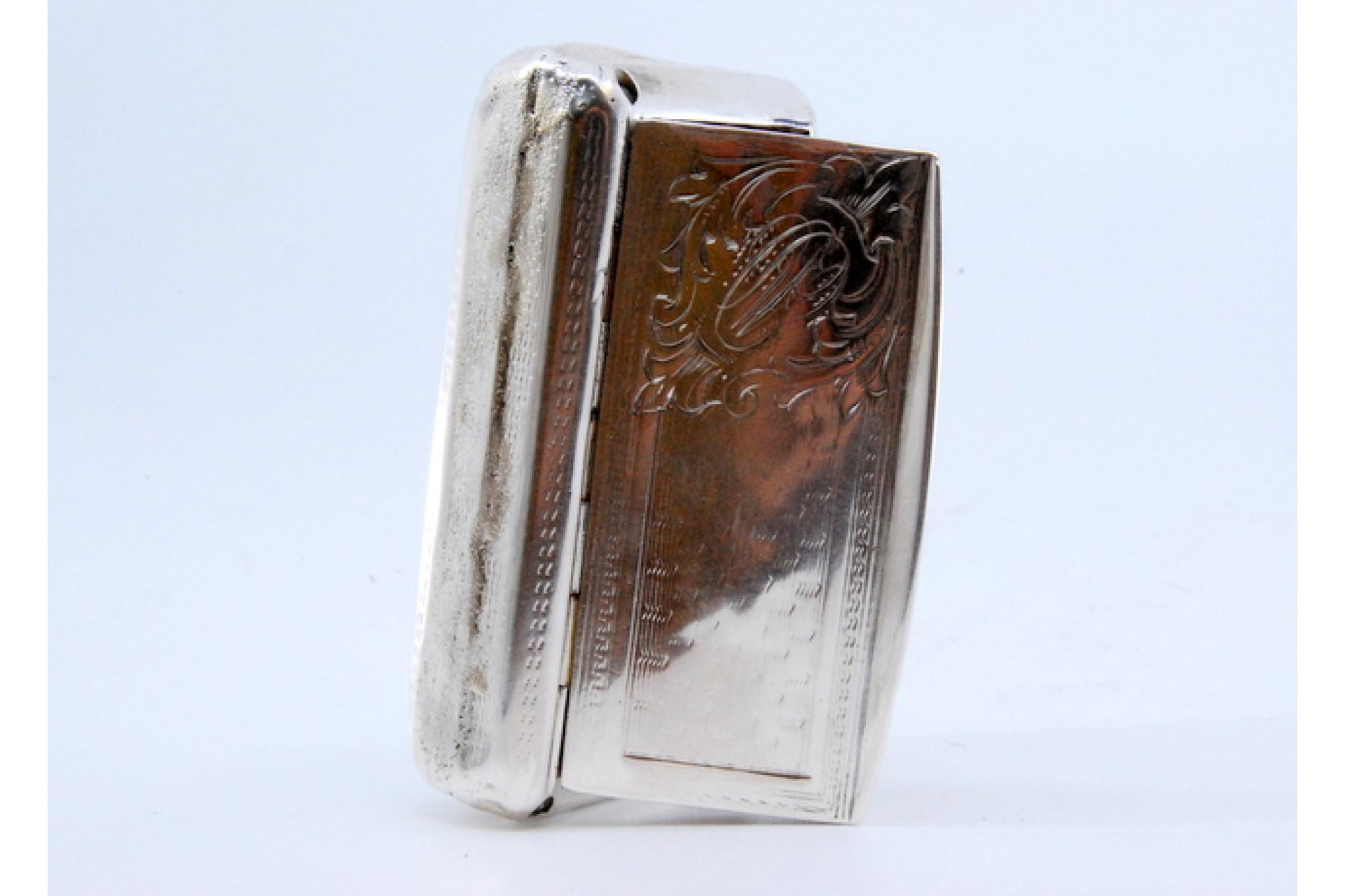 Silver snuff box with engraving on the hinged lid For Sale 1