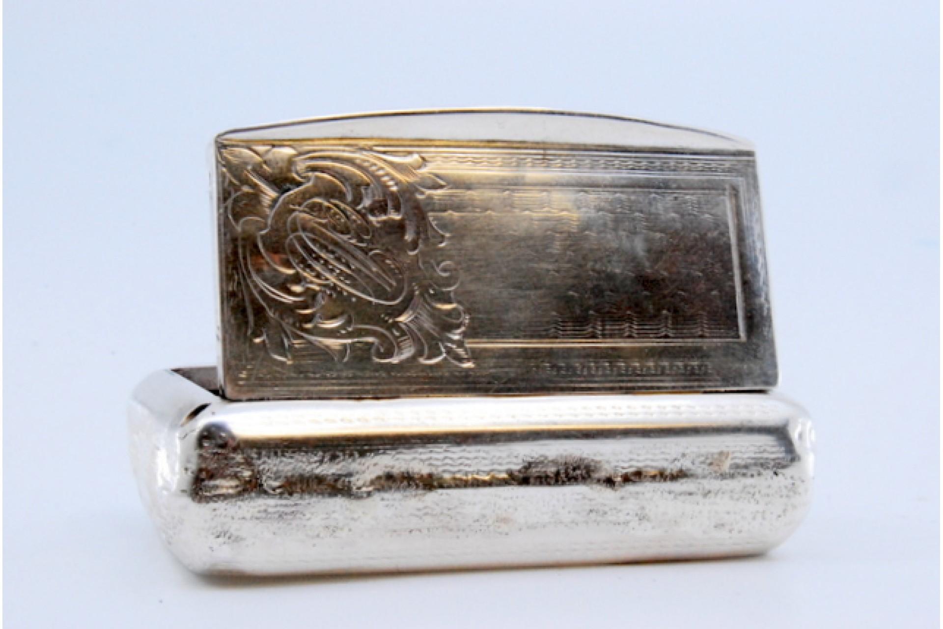 Silver snuff box with engraving on the hinged lid For Sale 2