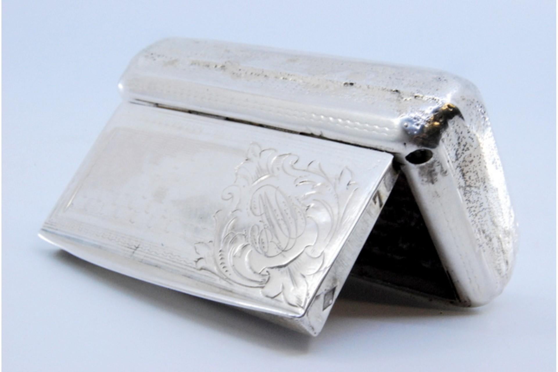 Silver snuff box with engraving on the hinged lid For Sale 3