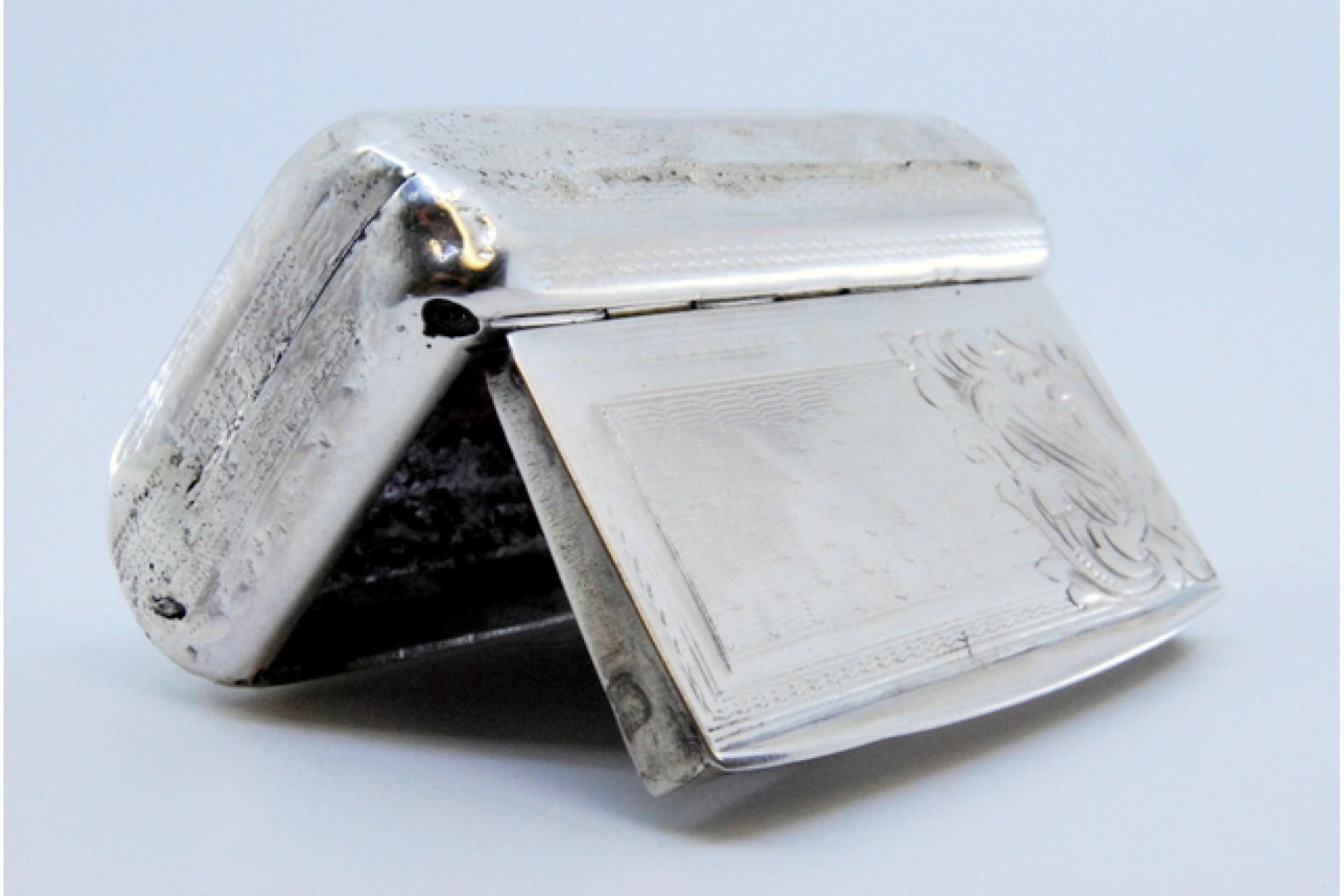 Silver snuff box with engraving on the hinged lid For Sale 4