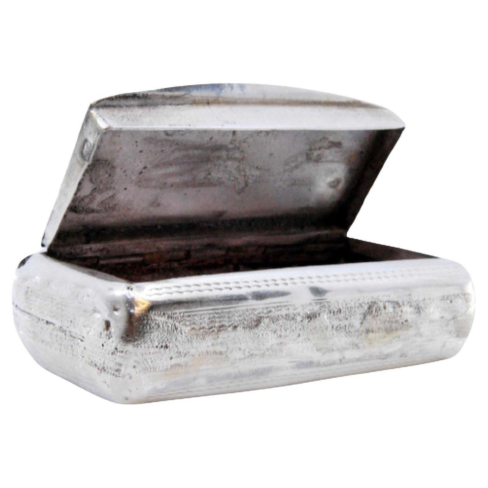 Silver snuff box with engraving on the hinged lid