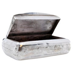 Silver snuff box with engraving on the hinged lid