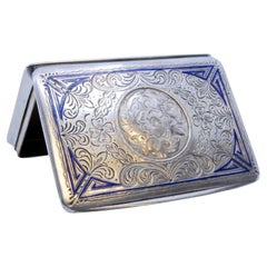 Silver snuff box with engraving on the lid, floral motifs and enamel decoration