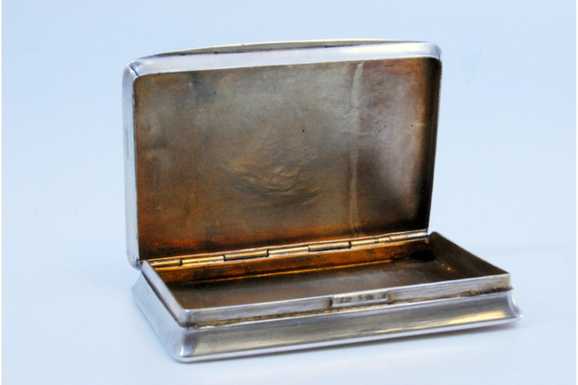 European Silver snuff box with engraving on the lid, floral motifs and enamel decoration For Sale