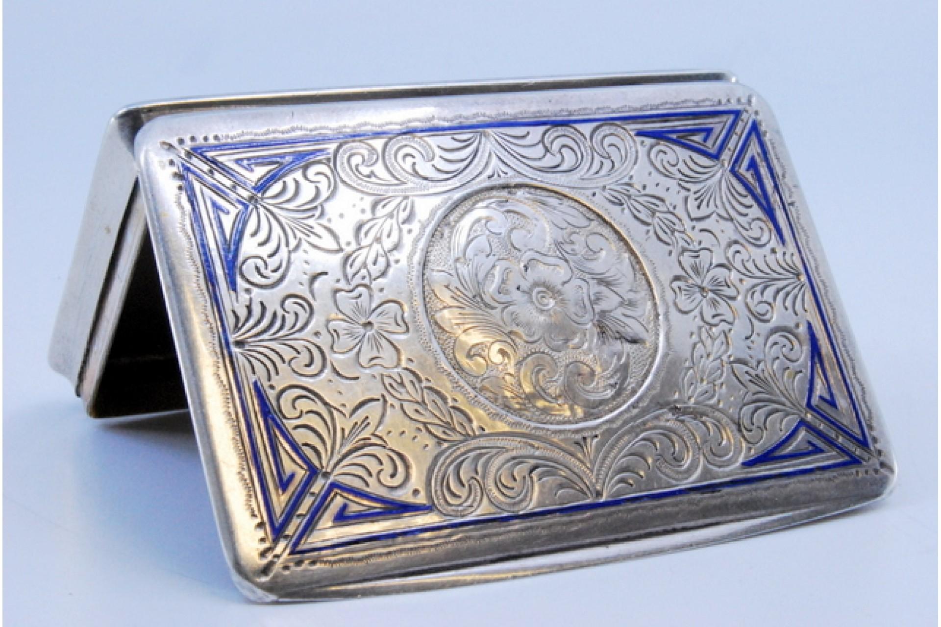 Silver snuff box with engraving on the lid, floral motifs and enamel decoration In Good Condition For Sale In Porto, PT