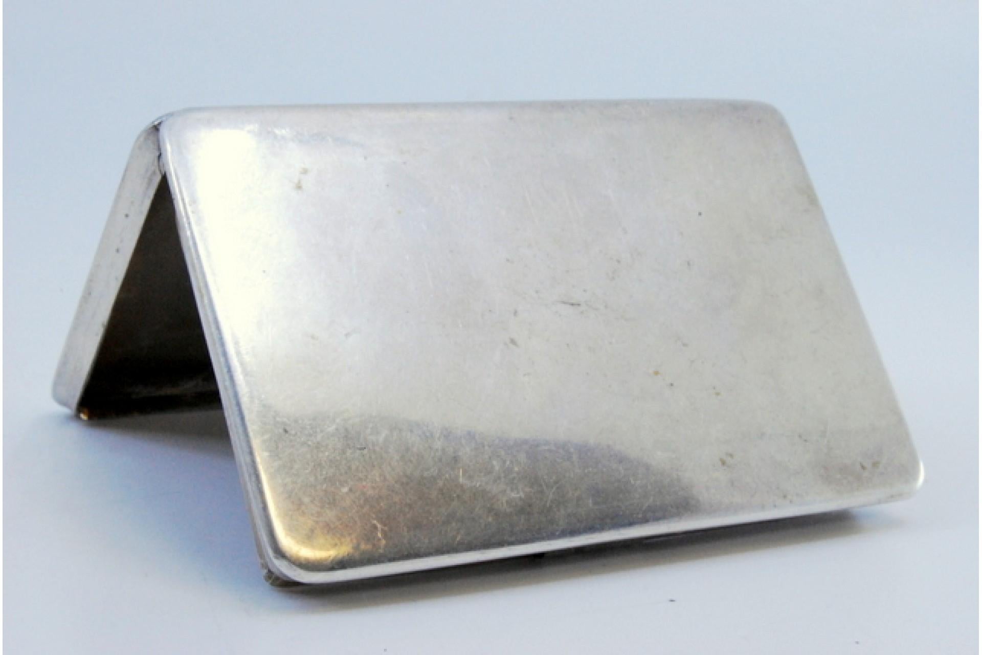 20th Century Silver snuff box with engraving on the lid, floral motifs and enamel decoration For Sale