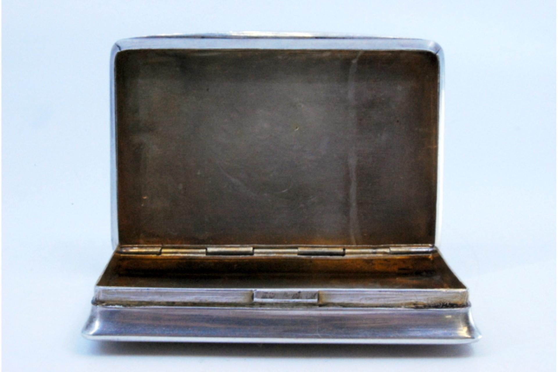 Silver snuff box with engraving on the lid, floral motifs and enamel decoration For Sale 1