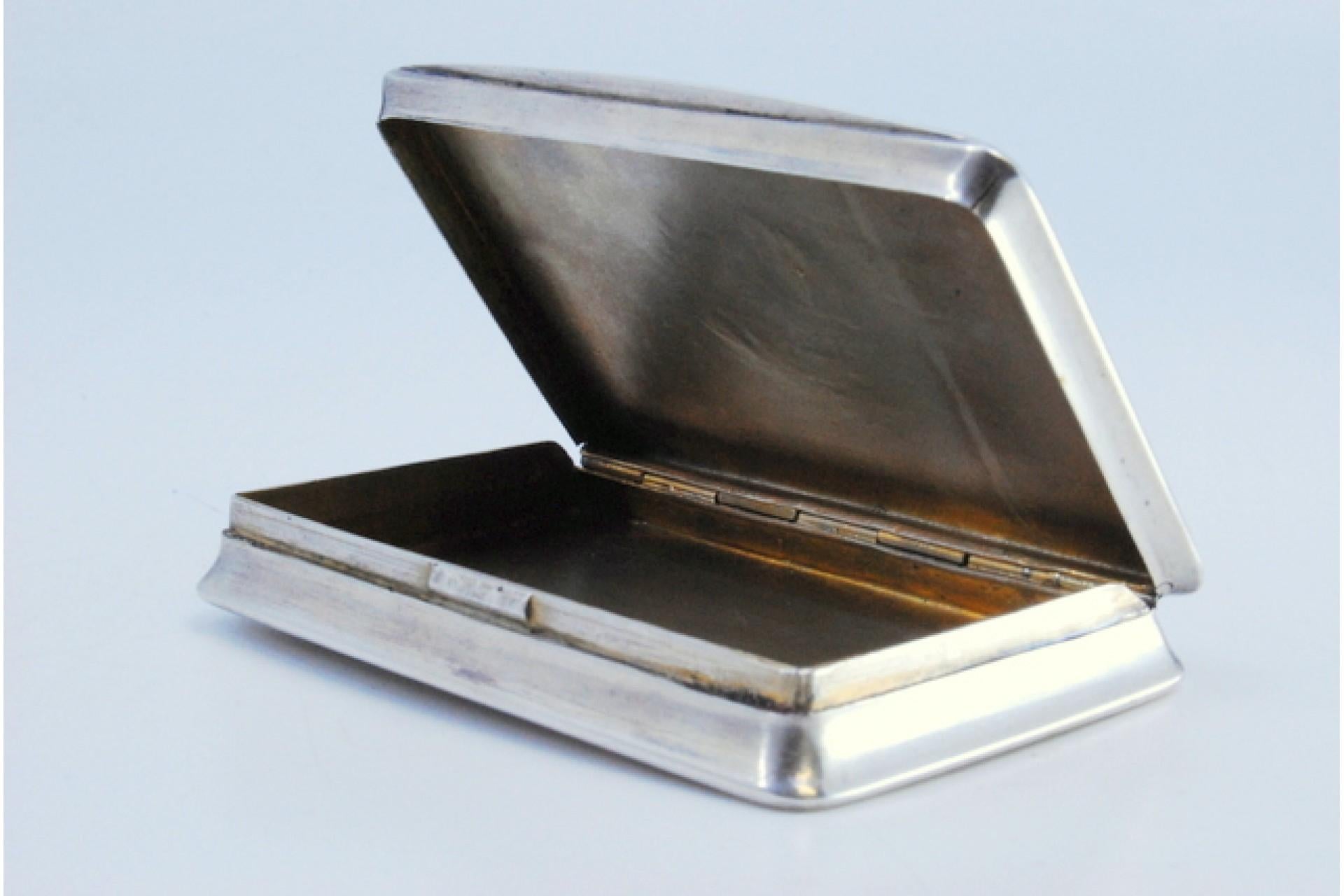 Silver snuff box with engraving on the lid, floral motifs and enamel decoration For Sale 2