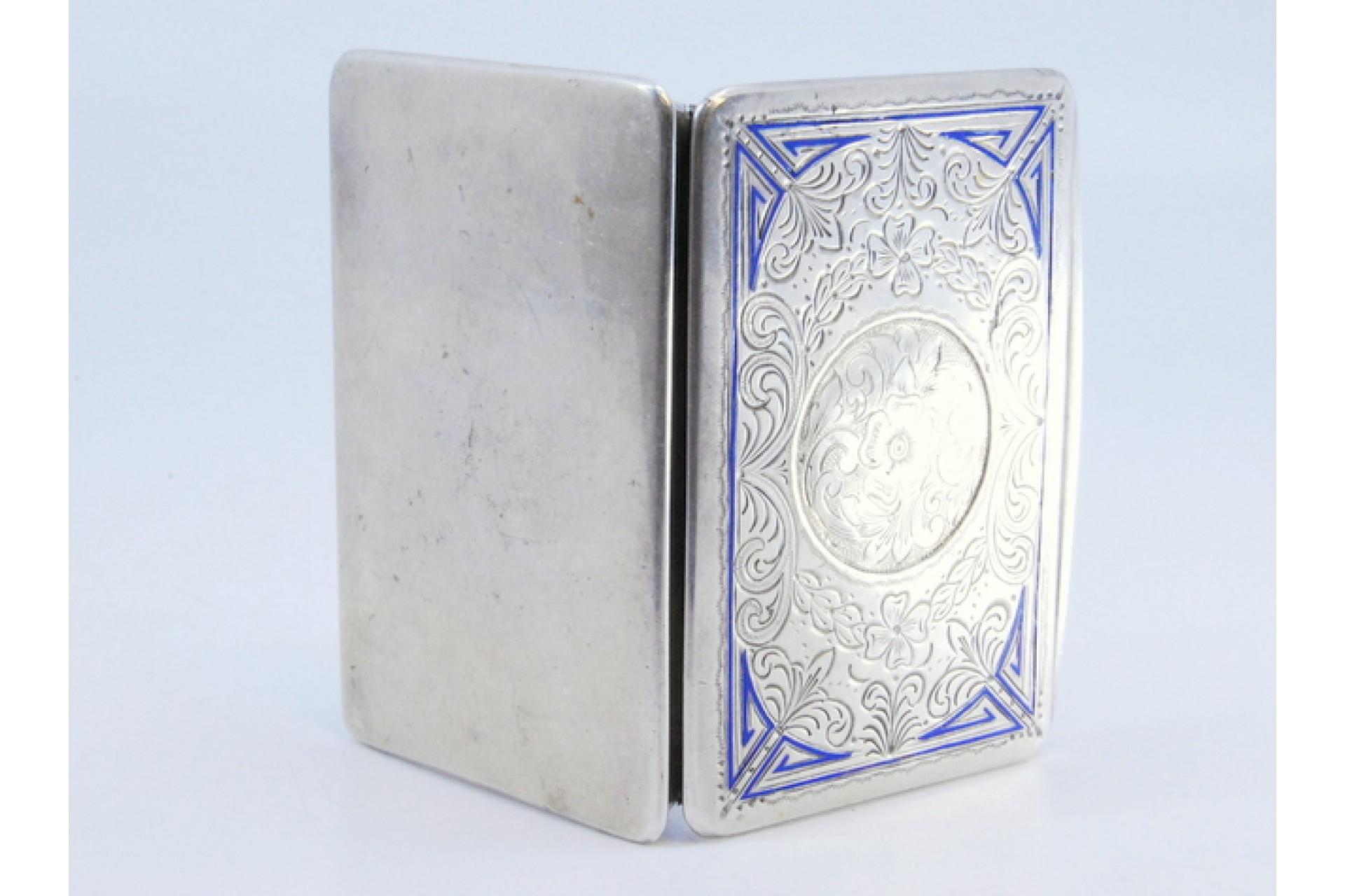 Silver snuff box with engraving on the lid, floral motifs and enamel decoration For Sale 3