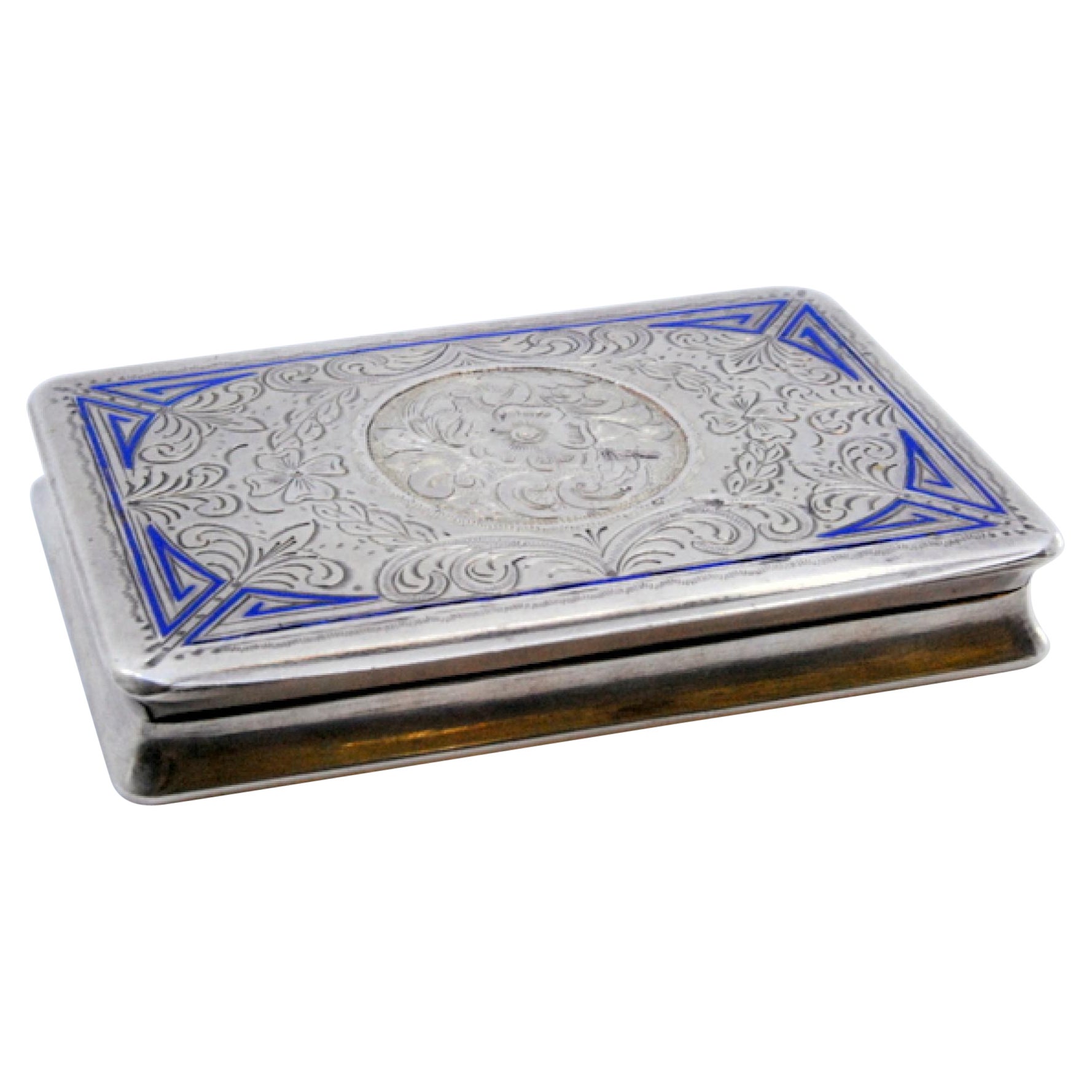 Silver snuff box with engraving on the lid, floral motifs and enamel decoration