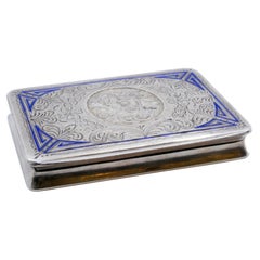 Silver snuff box with engraving on the lid, floral motifs and enamel decoration