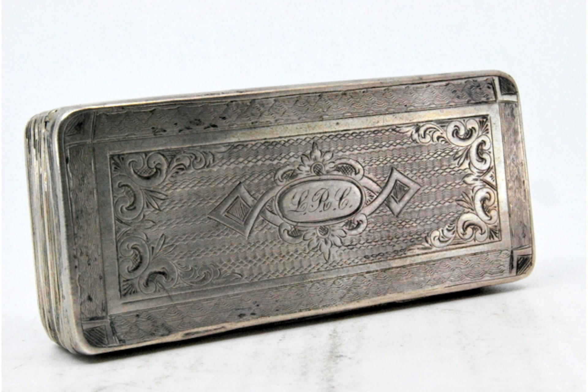 Description: Silver snuff box with engravings, fluted friezes on the surround and hinged lid. Metal: Silver. Origin: Portuguese. Brand: Porto Coroa. Weight: 72.38 grams. Dimensions: 8.6x2cm. Content: 833/1000. Assay Mark: From the 15th century to