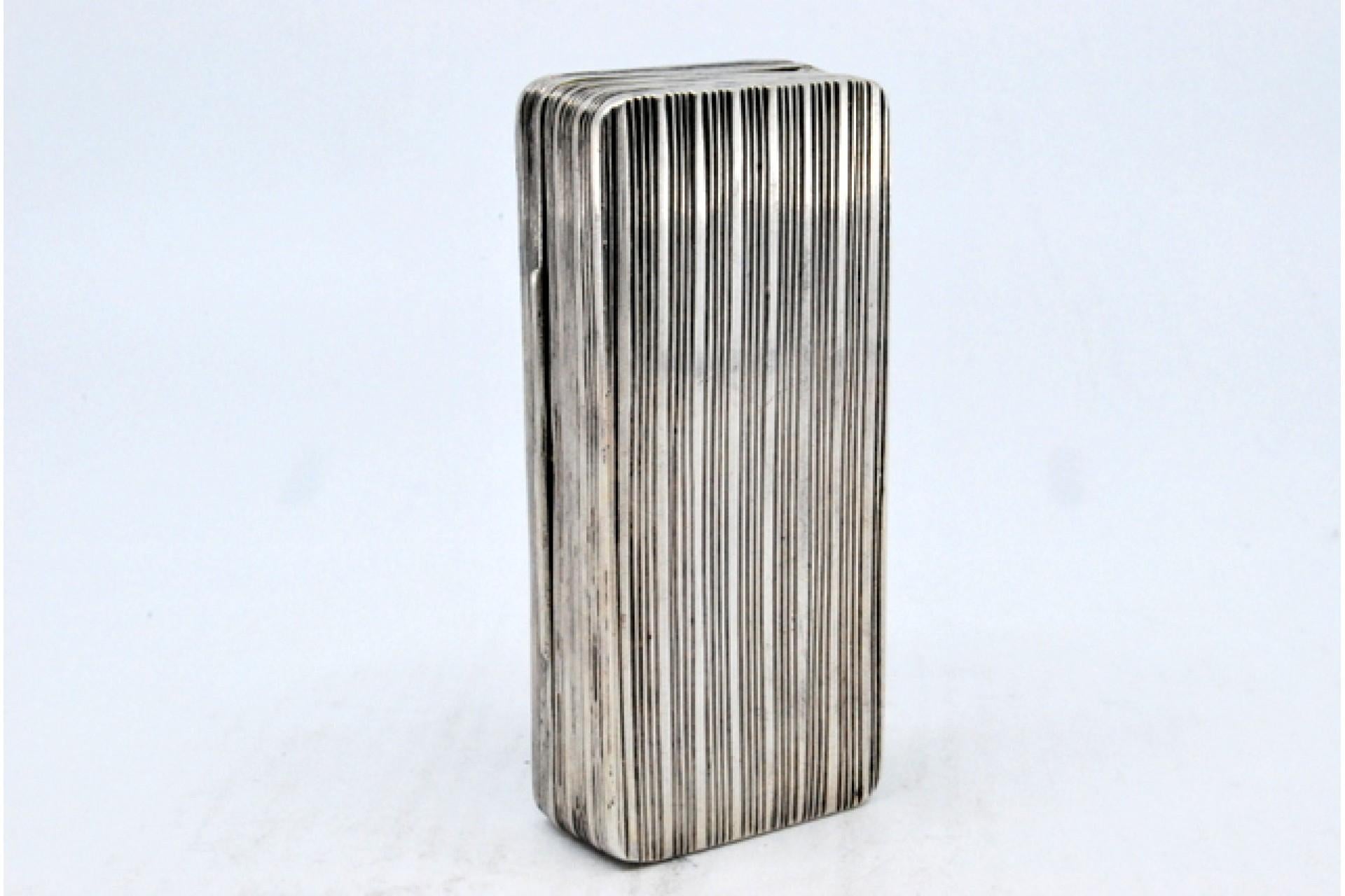 European Silver snuff box with engravings, fluted edges on the edge and hinged lid For Sale