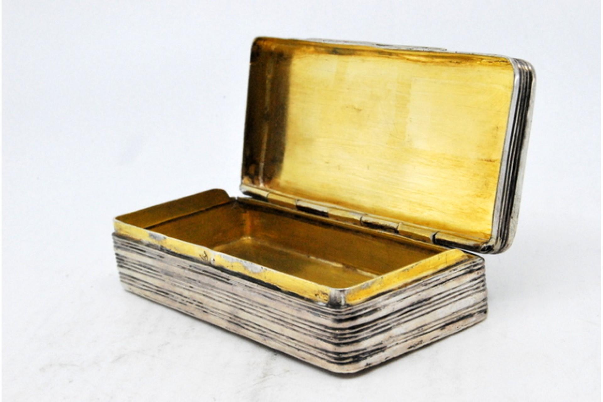 Silver snuff box with engravings, fluted edges on the edge and hinged lid In Good Condition For Sale In Porto, PT