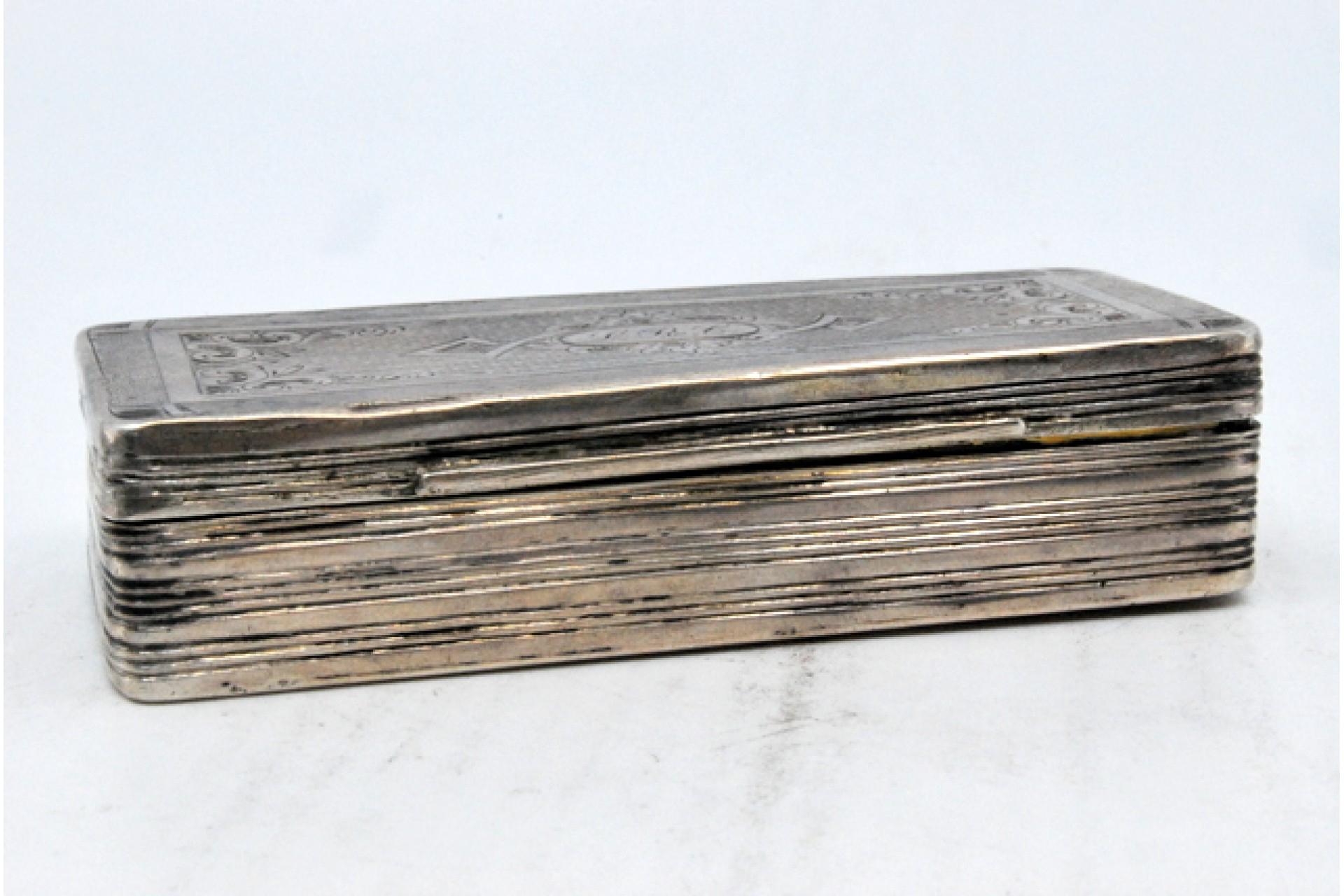 18th Century Silver snuff box with engravings, fluted edges on the edge and hinged lid For Sale