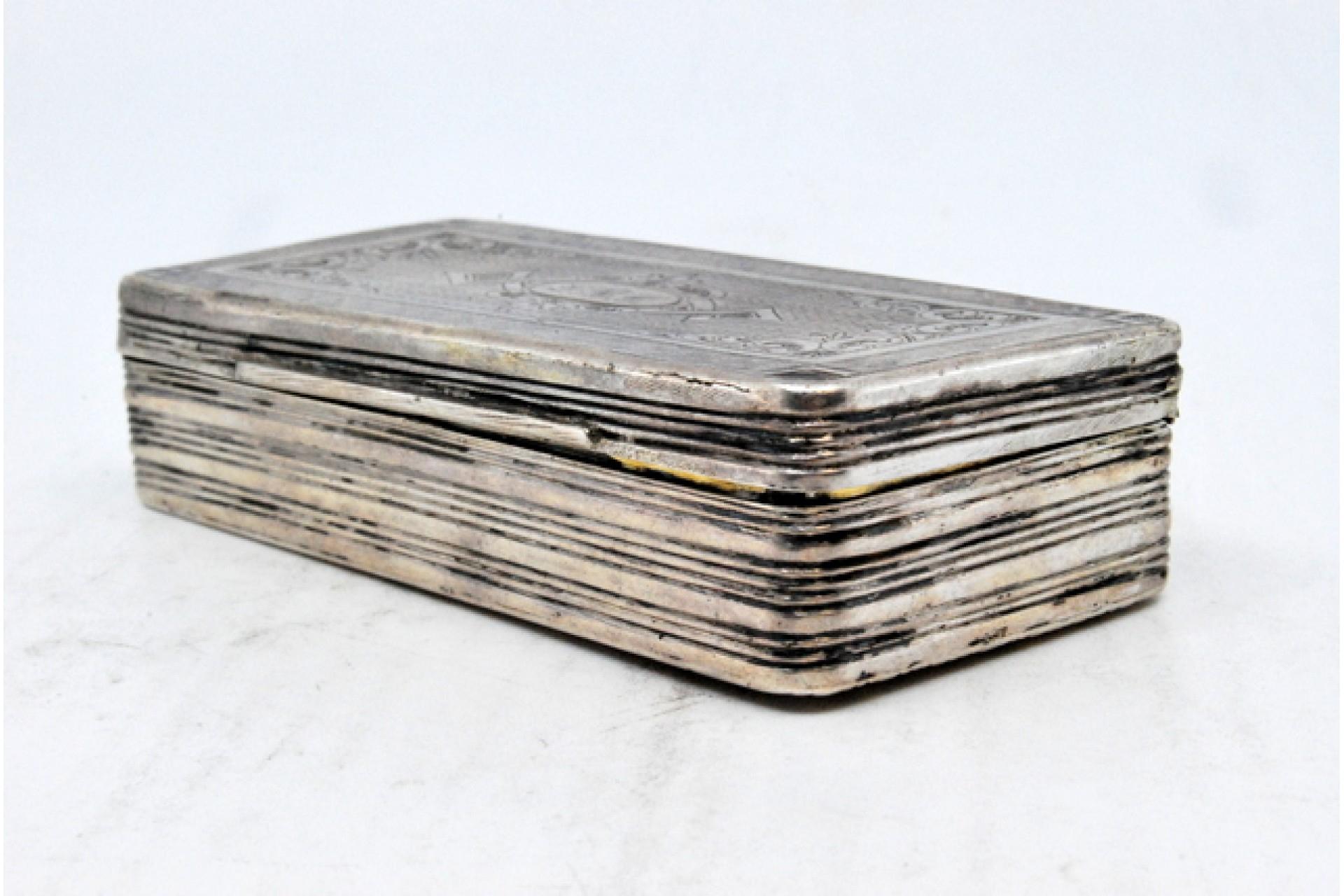 Silver snuff box with engravings, fluted edges on the edge and hinged lid For Sale 1