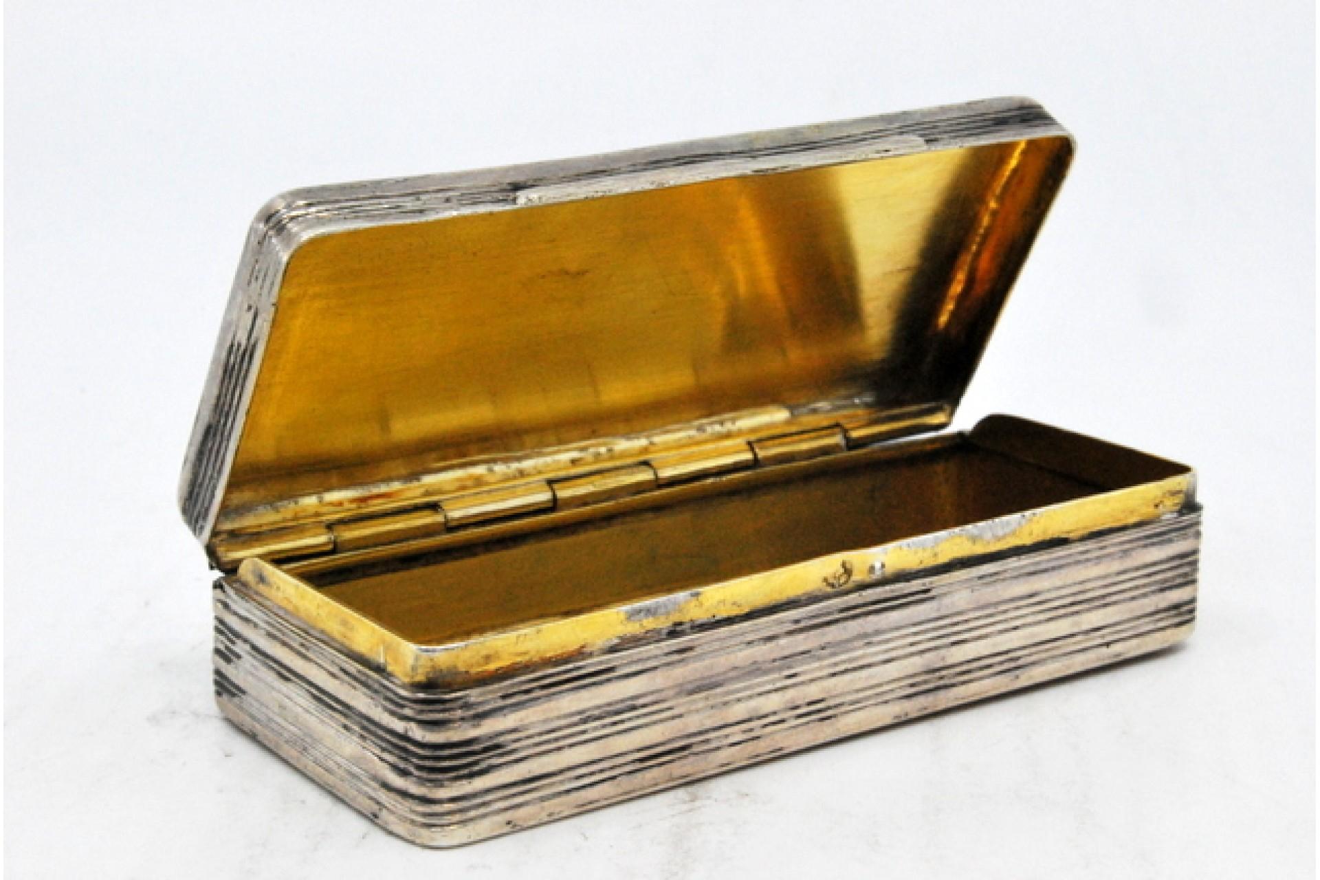 Silver snuff box with engravings, fluted edges on the edge and hinged lid For Sale 2