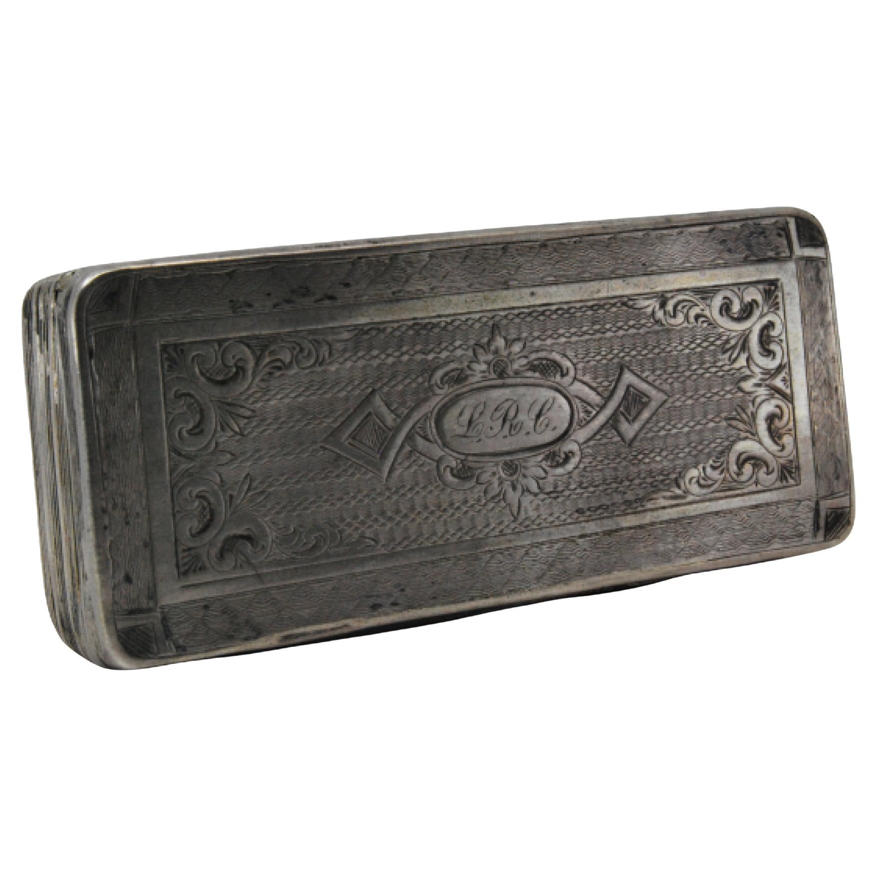 Silver snuff box with engravings, fluted edges on the edge and hinged lid
