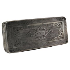 Silver snuff box with engravings, fluted edges on the edge and hinged lid