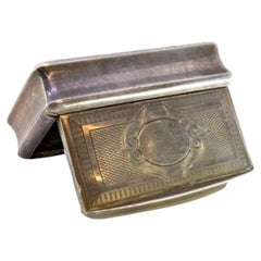 Tabacchiera in argento con incisioni che circondano un cartoncino con monogramma e coperchio a cerniera