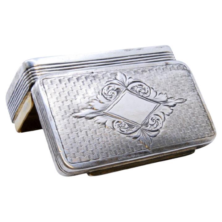 Silver snuff box with engravings surrounding a monogram card and a hinged lid For Sale