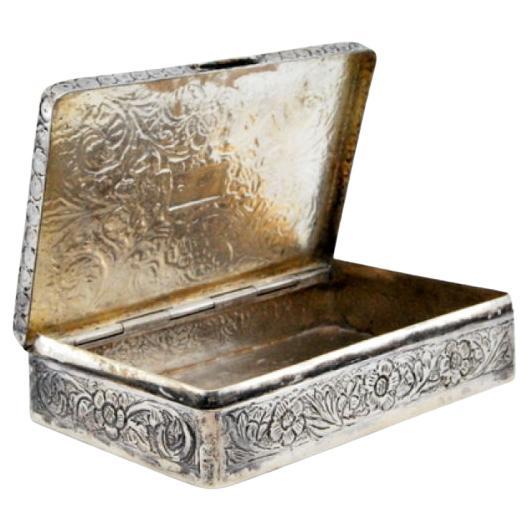 Silver snuff box with engravings surrounding a monogram card on the hinged lid For Sale