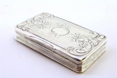 Silberne Schnupftabakdose mit Gravuren, die die Monogrammkarte umgeben, und goldener Innenausstattung