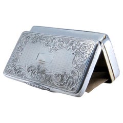Silver snuff box with floral and feather motifs, hinged lid