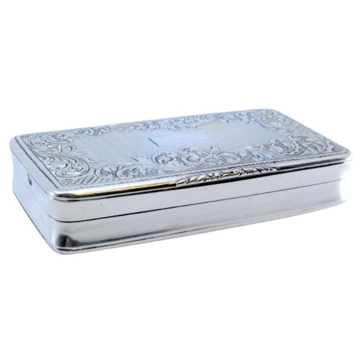 Silver snuff box with floral and feather motifs, hinged lid For Sale