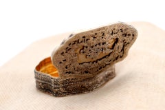 Caja de rapé de plata con elementos florales