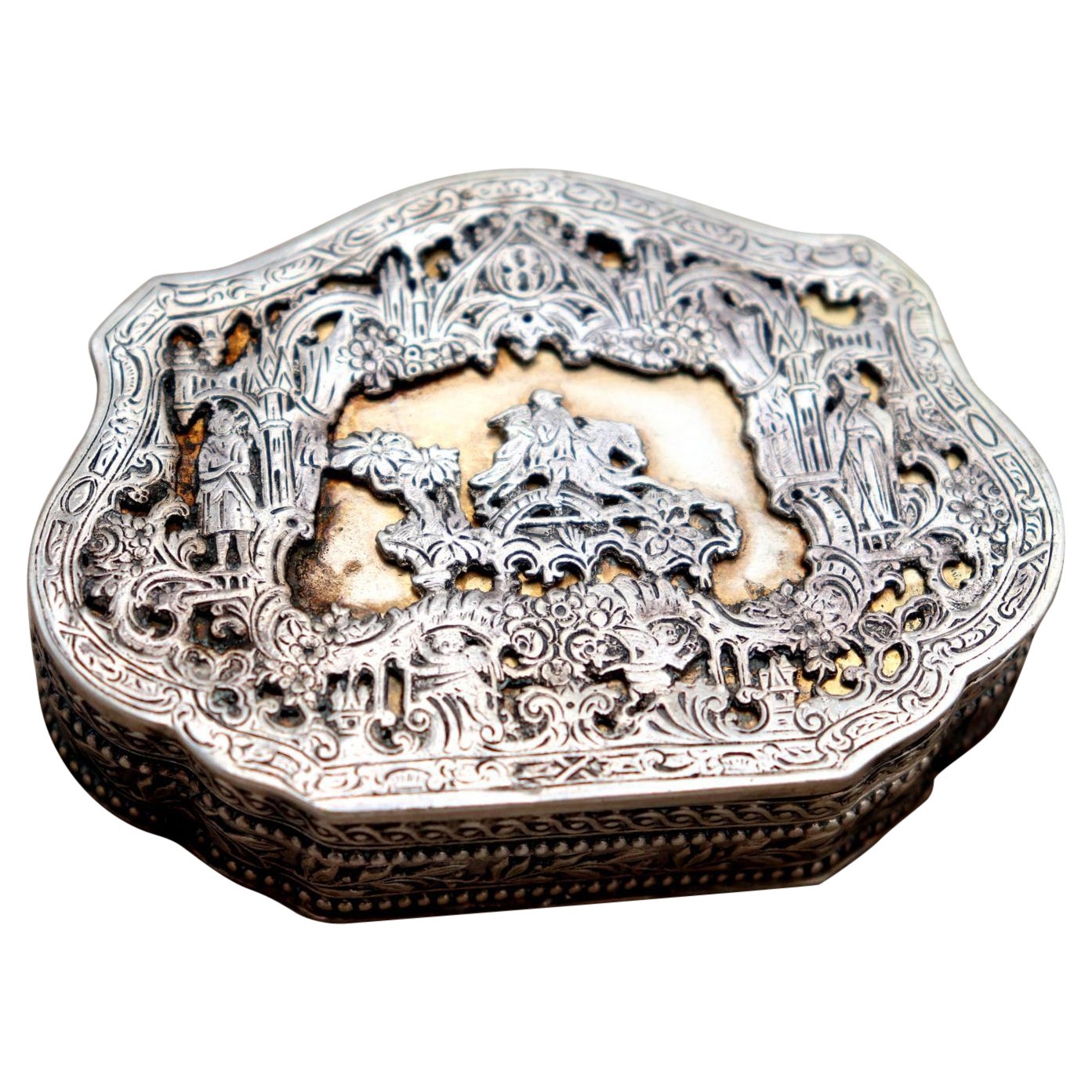 Silver snuff box with floral elements