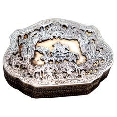 Silver snuff box with floral elements