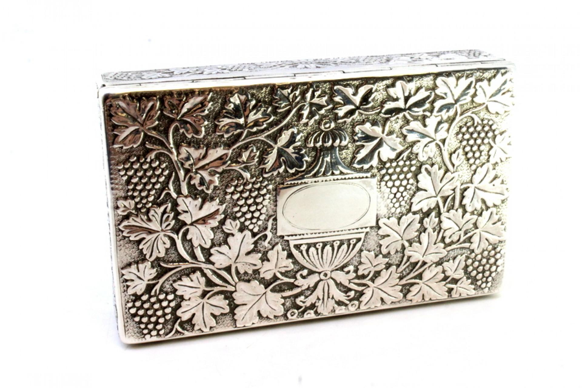 Silver snuff box with floral embossing around monogram card (Europäisch) im Angebot