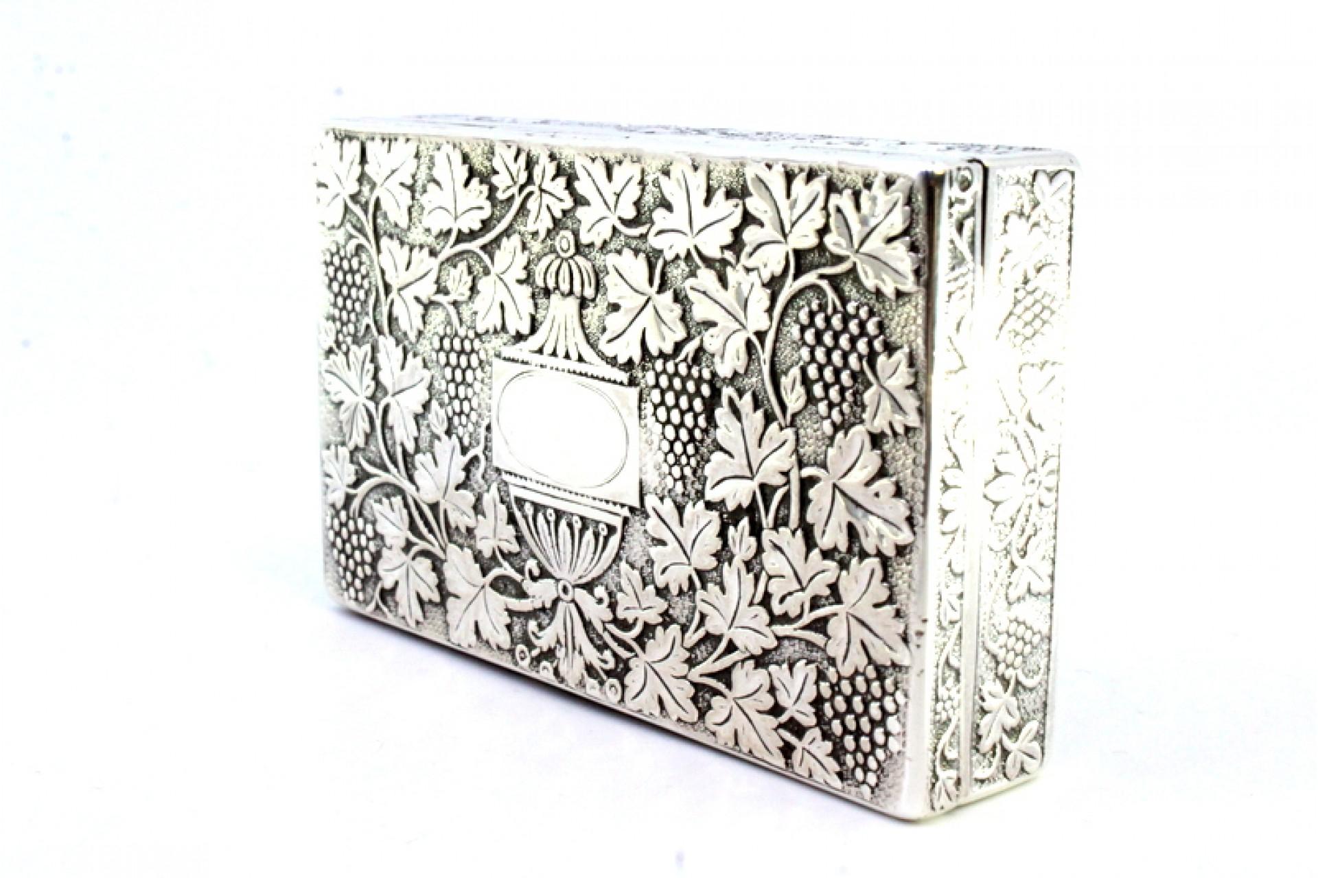Silver snuff box with floral embossing around monogram card im Zustand „Gut“ im Angebot in Porto, PT