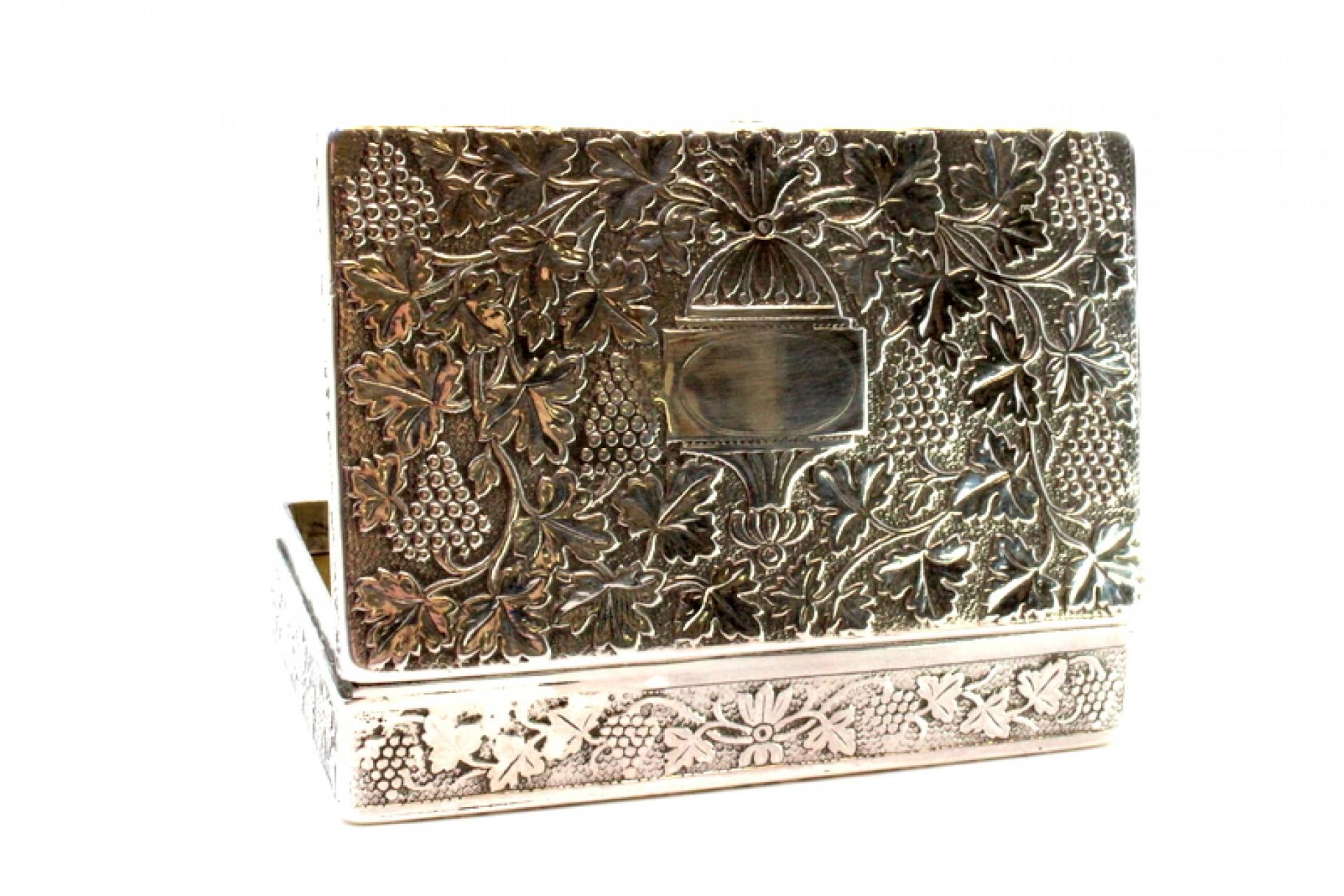 Silver snuff box with floral embossing around monogram card (18. Jahrhundert) im Angebot