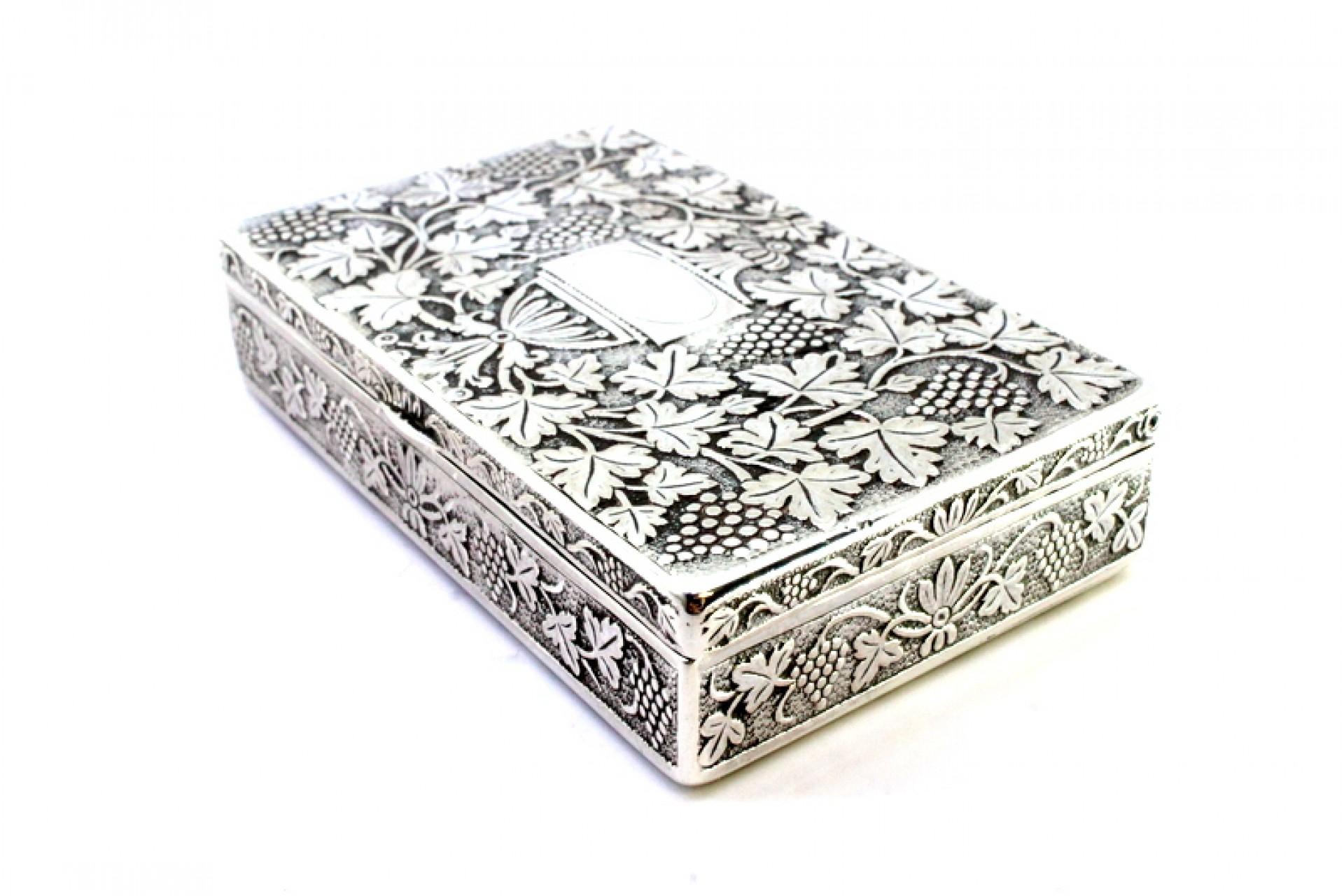 Silver snuff box with floral embossing around monogram card (Silber) im Angebot