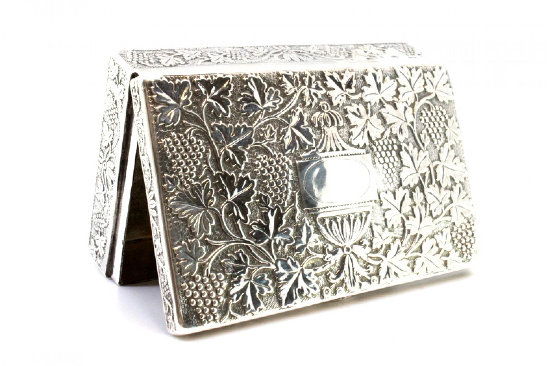 Silver snuff box with floral embossing around monogram card im Angebot 1
