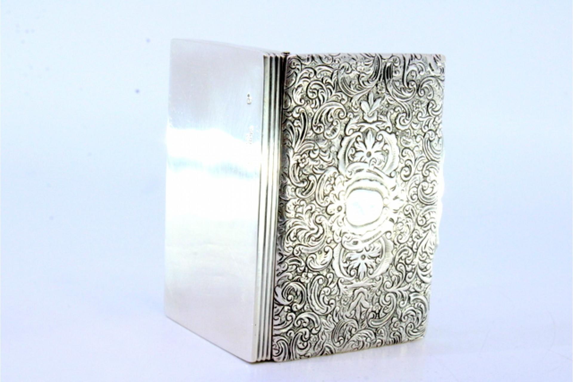 Européen Silver snuff box with floral-engraved lid and fluted casing en vente