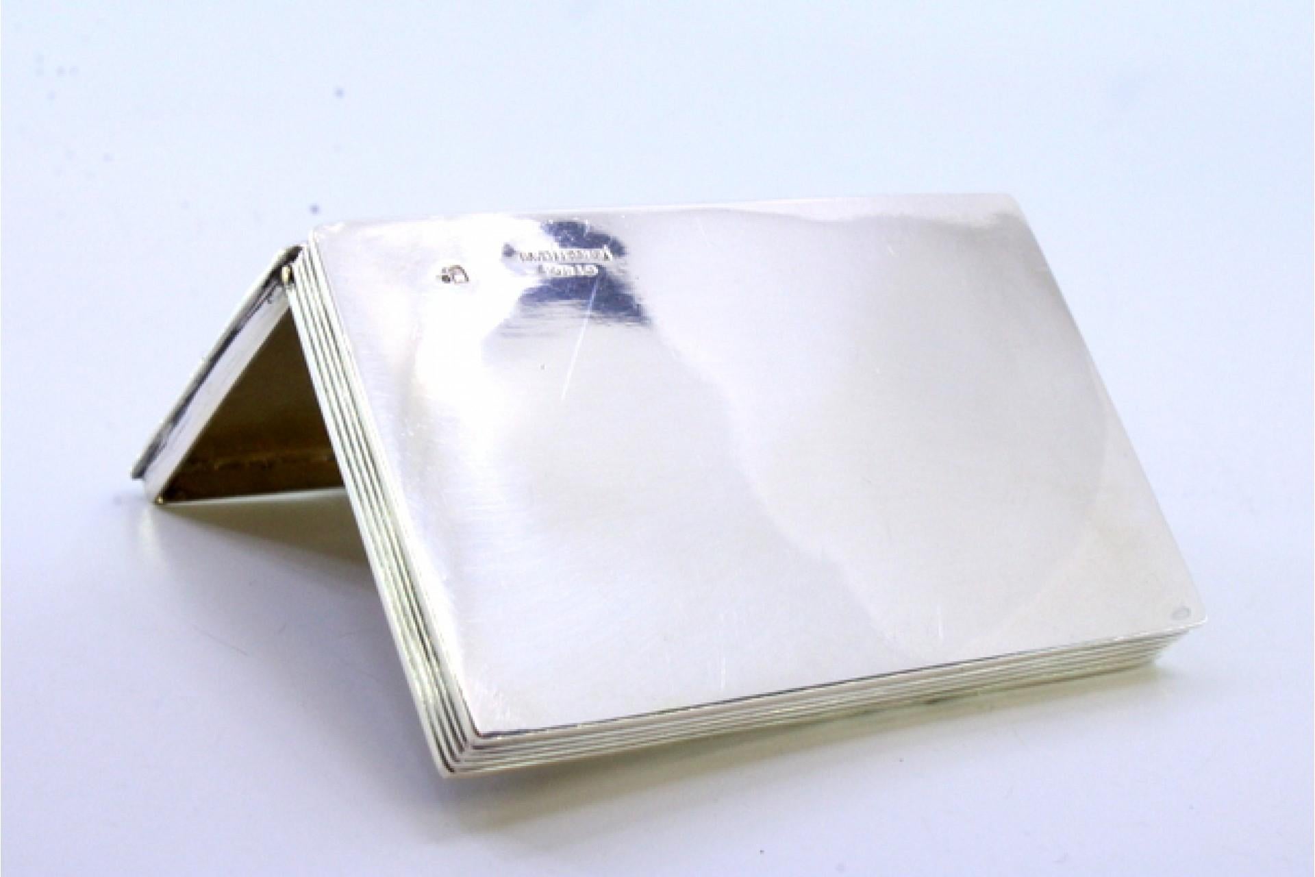 Silver snuff box with floral-engraved lid and fluted casing Bon état - En vente à Porto, PT