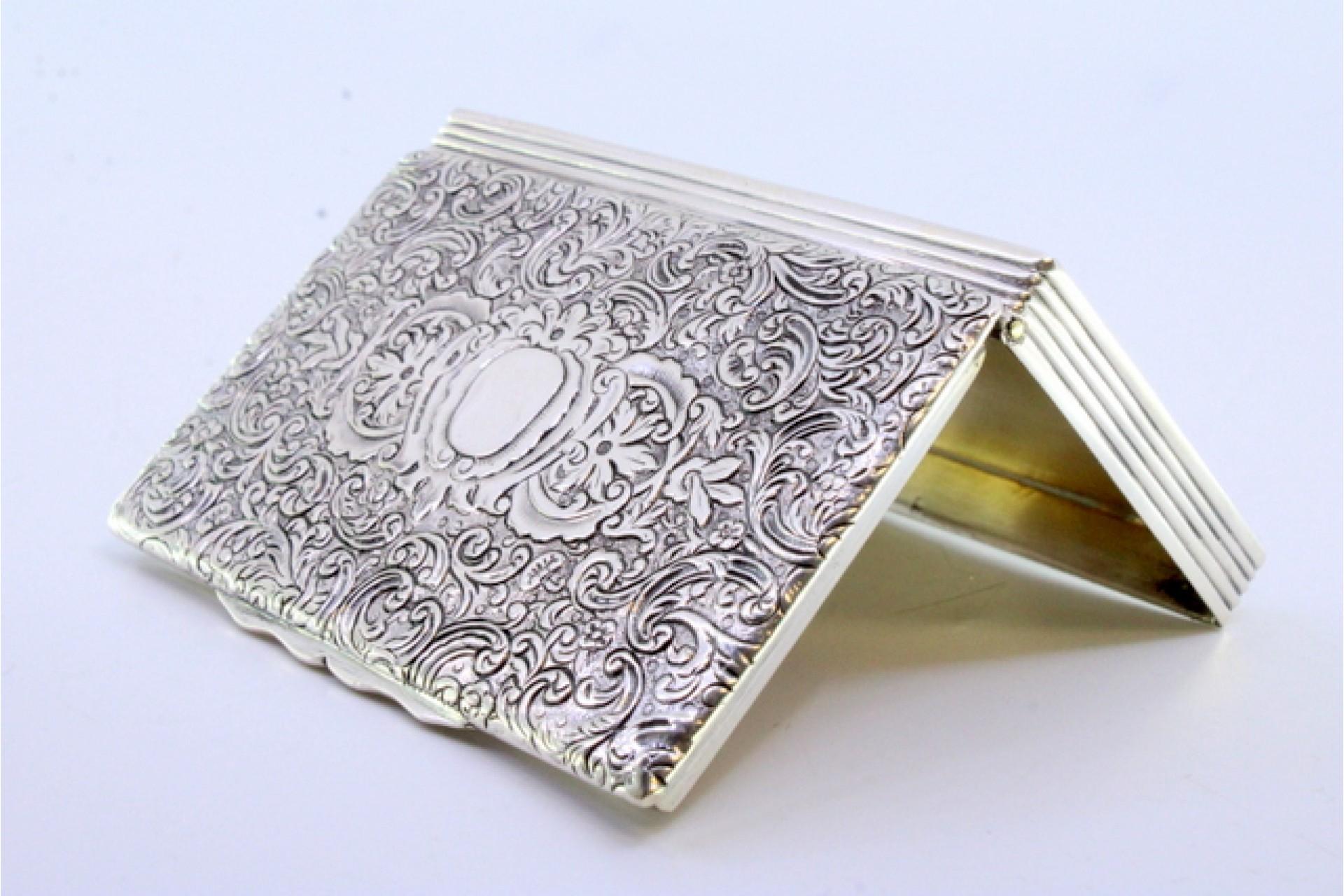 20ième siècle Silver snuff box with floral-engraved lid and fluted casing en vente