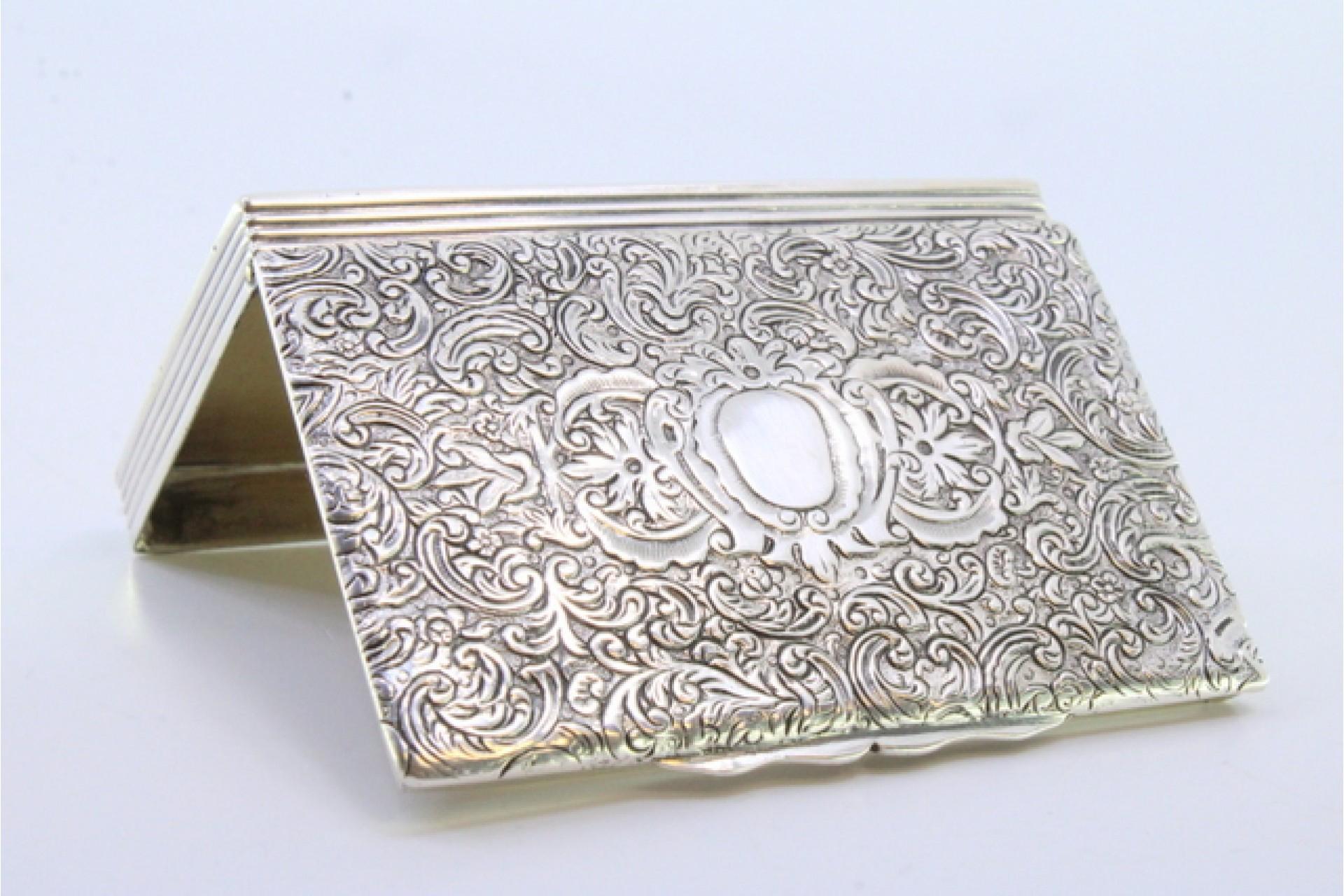 Argent Silver snuff box with floral-engraved lid and fluted casing en vente
