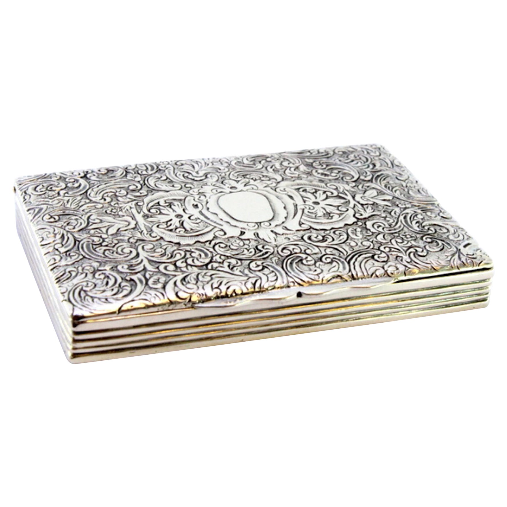 Silver snuff box with floral-engraved lid and fluted casing