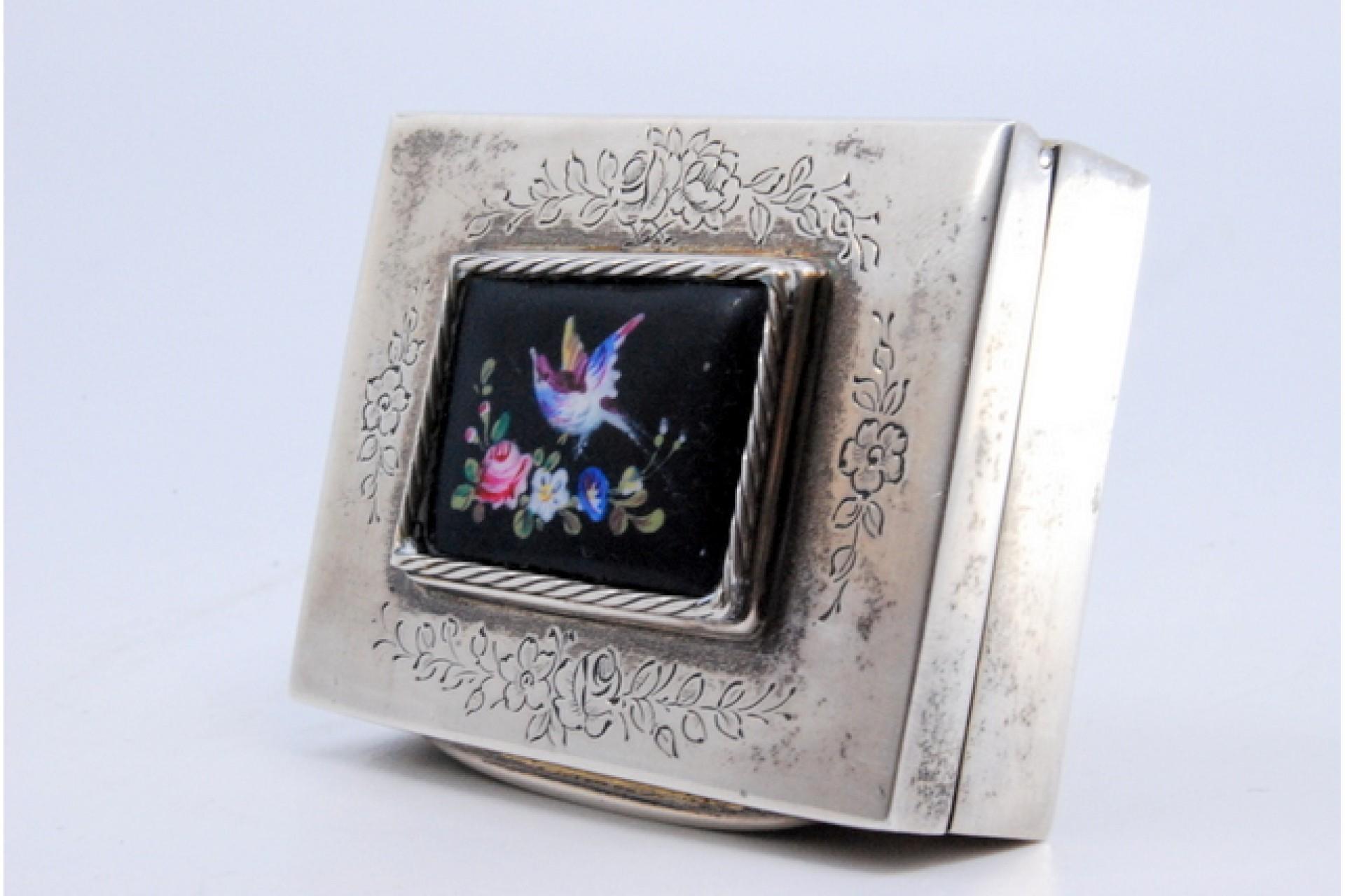European Silver snuff box with floral engravings and enamel hummingbird lid For Sale