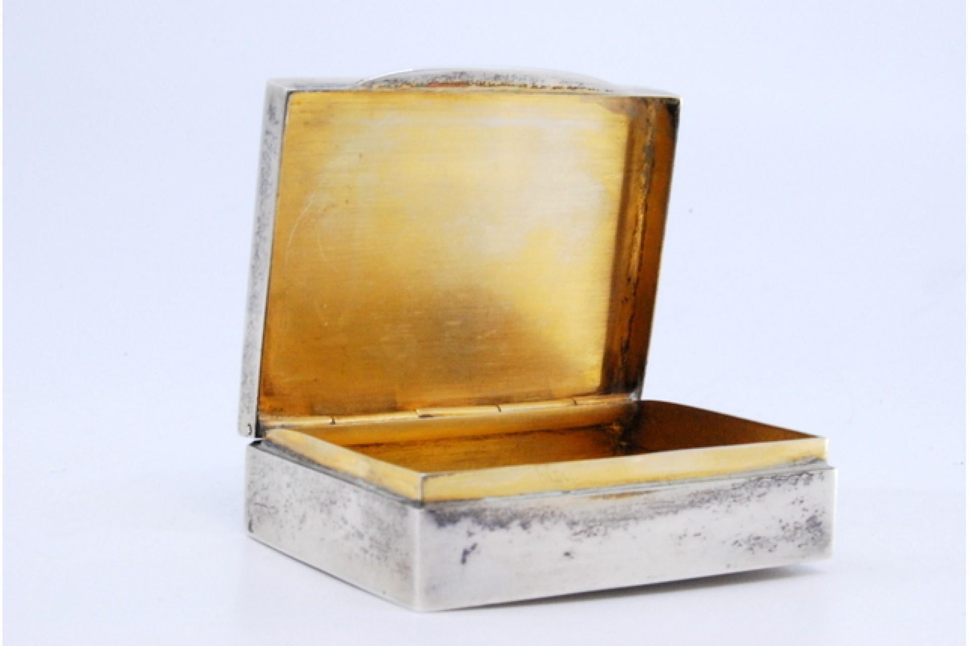 Silver snuff box with floral engravings and enamel hummingbird lid In Good Condition For Sale In Porto, PT