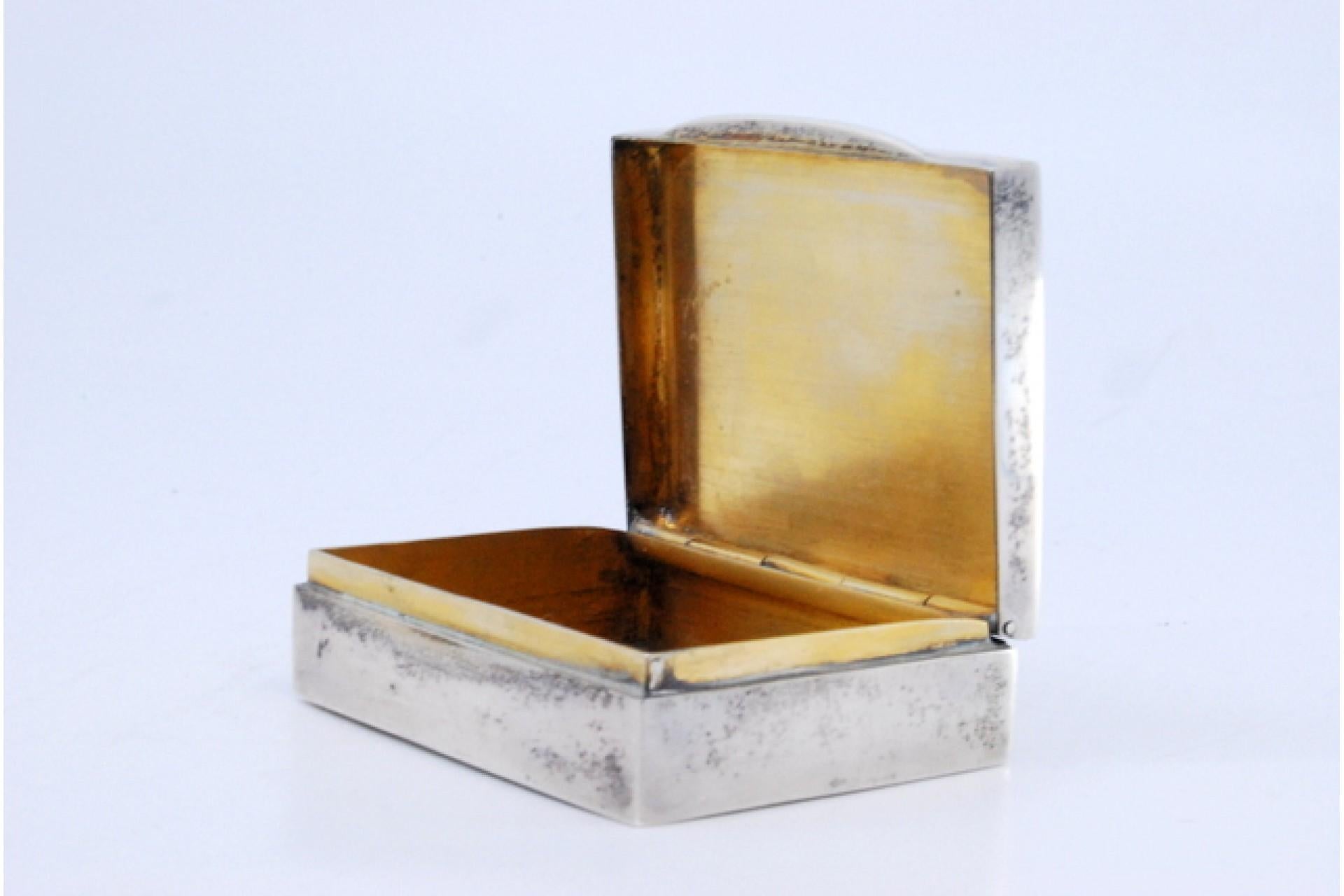 20th Century Silver snuff box with floral engravings and enamel hummingbird lid For Sale