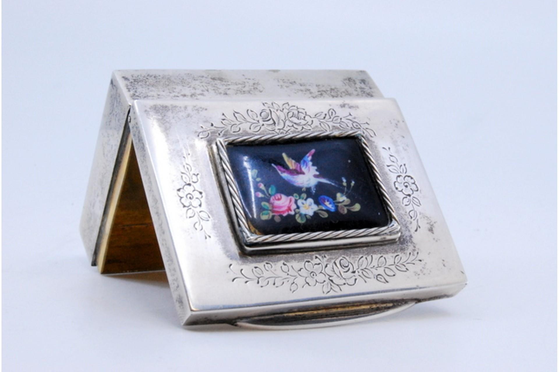 Silver snuff box with floral engravings and enamel hummingbird lid For Sale 1