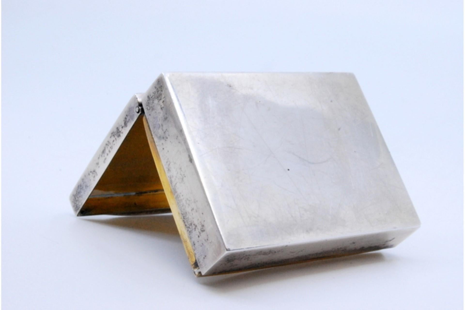 Silver snuff box with floral engravings and enamel hummingbird lid For Sale 2