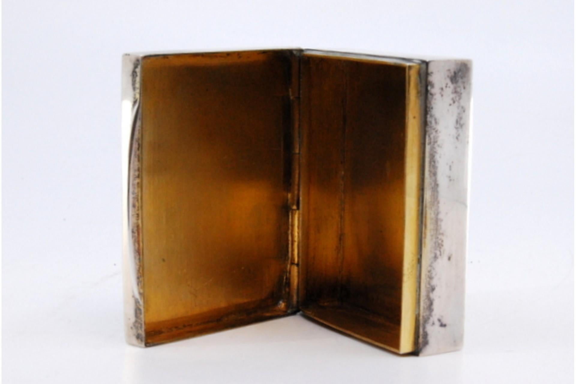 Silver snuff box with floral engravings and enamel hummingbird lid For Sale 3