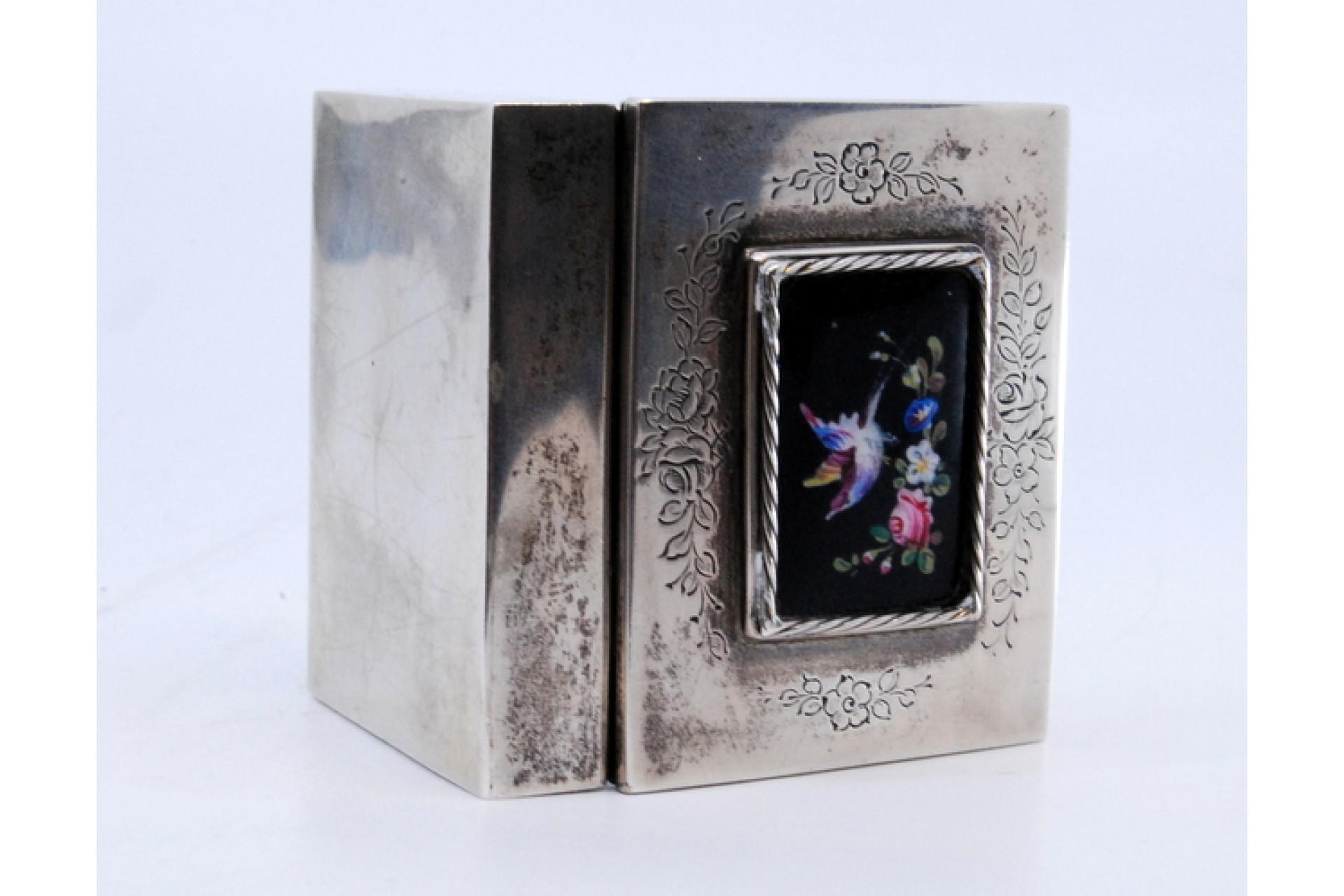 Silver snuff box with floral engravings and enamel hummingbird lid For Sale 4