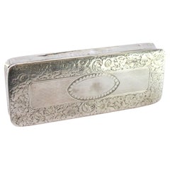 Tabatière en argent avec motifs floraux autour du monogramme et intérieur en or